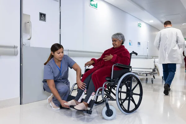 Asiatische Ärztin Untersucht Bein Einer Älteren Patientin Rollstuhl Krankenhausflur Krankenhaus — Stockfoto