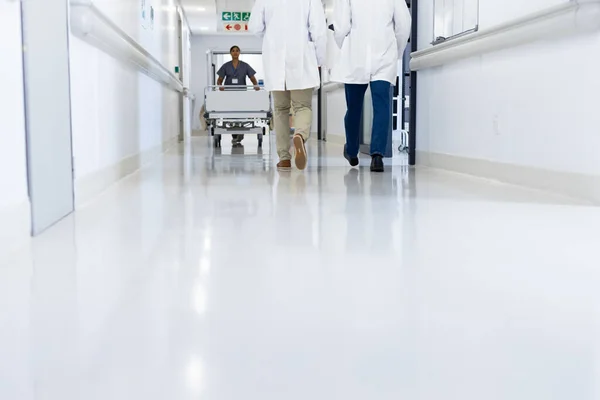 Különböző Orvosok Egészségügyi Dolgozók Kis Része Forgalmas Kórházi Folyosón Másolja — Stock Fotó
