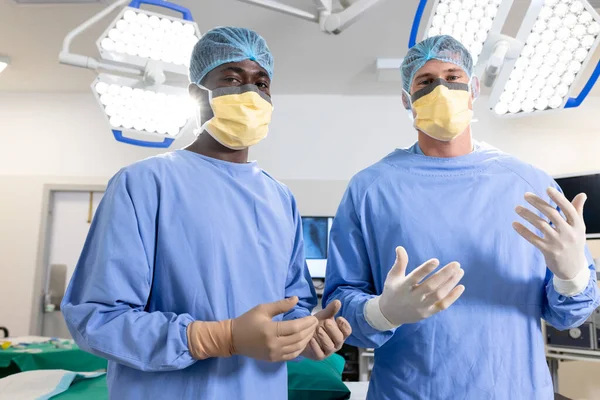 手术室里戴口罩的不同男医生的画像 医药和医院 — 图库照片