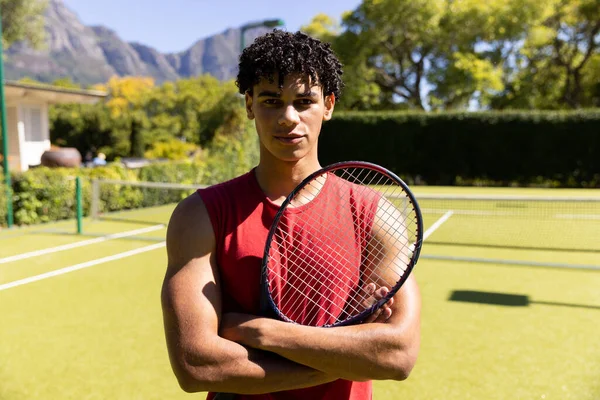 Porträtt Glad Biracial Passform Man Som Håller Tennisracket Solig Utomhus — Stockfoto