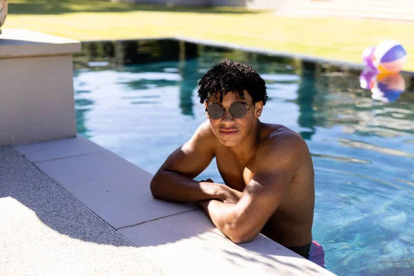 サングラスをかけてプールに立つ幸せなフィット感の生身の男の肖像 自由時間 リラクゼーションと休暇 — ストック写真