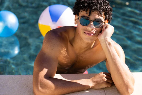 셔츠를 선글라스를 햇빛을 받으며 수영장에 사람의 — 스톡 사진