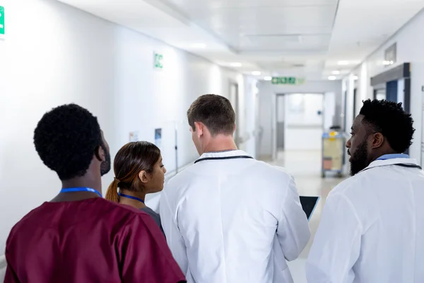 Vue Arrière Divers Groupes Médecins Discussion Marchant Dans Couloir Hôpital — Photo