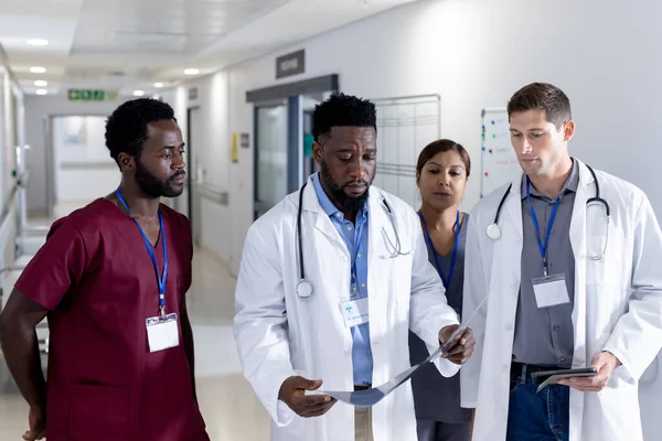 Diverse Mannelijke Vrouwelijke Artsen Met Stethoscopen Inspecteren Röntgenfoto Gang Gezondheidszorg — Stockfoto