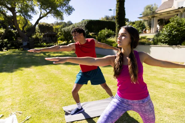 Happy Diverse Pasvorm Paar Oefenen Yoga Staan Stretching Zonnige Tuin — Stockfoto