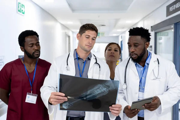 Groupe Diversifié Médecins Discutant Marche Aux Rayons Dans Couloir Hôpital — Photo