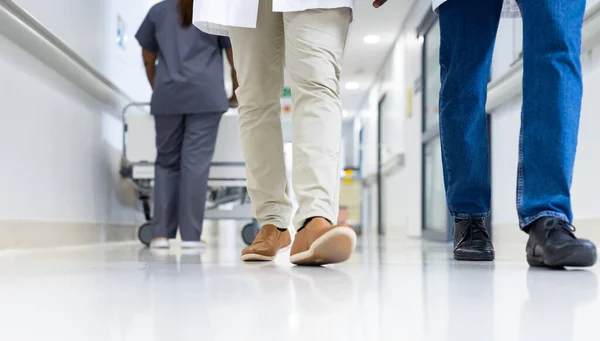 忙しい病院の廊下で多様な医師や医療従事者の低セクション 医療サービス — ストック写真