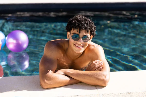 Portrét Šťastně Padnoucího Biraciálního Muže Slunečních Brýlích Bazénu Rukama Zkříženýma — Stock fotografie
