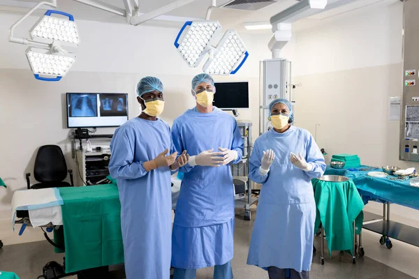 Retrato Três Cirurgiões Masculinos Femininos Antes Operação Sala Operações Cirurgia — Fotografia de Stock