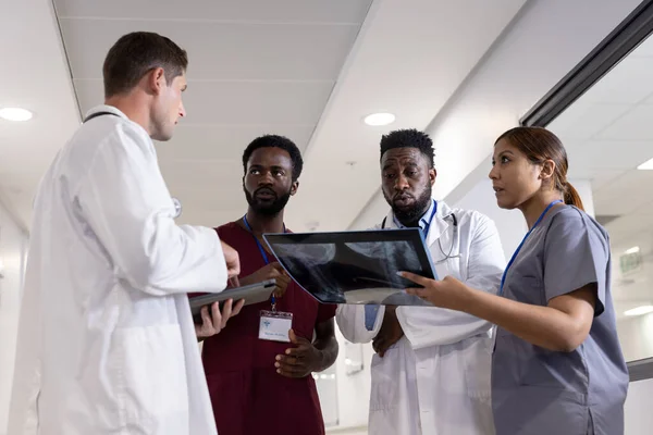 Unaltered Portrait Four Serious Diverse Doctors Table Ray Talking Hospital — Stock Photo, Image