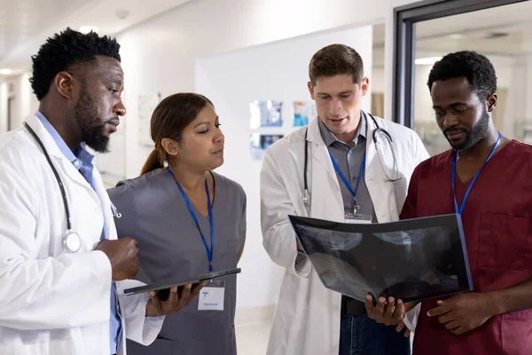 Four Serious Diverse Doctors Tablet Ray Discussion Hospital Corridor Hospital — Stock Photo, Image
