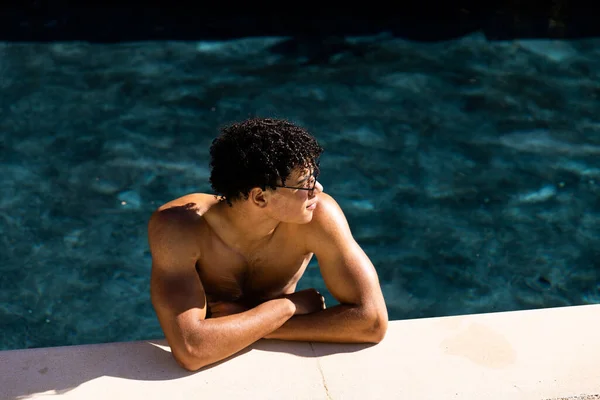 Happy Shirtless Fit Biracial Man Sunglasses Standing Swimming Pool Leaning — Stock Photo, Image