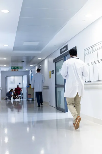 Diverse Läkare Och Patient Upptagen Sjukhuskorridor Med Kopieringsutrymme Sjukhusvård Hälso — Stockfoto