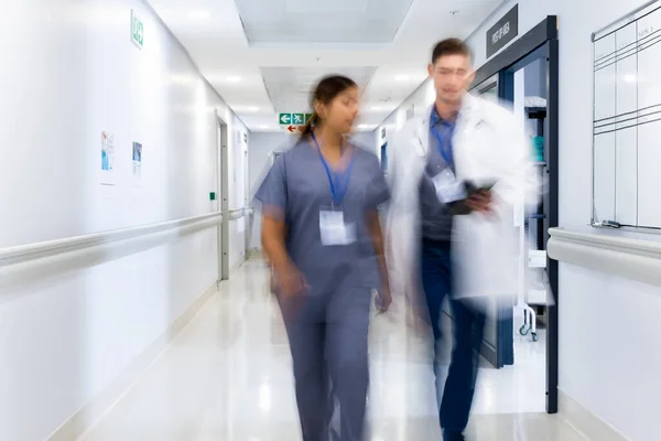 Zamazany Ruch Różnych Lekarzy Personelu Medycznego Ruchliwym Korytarzu Szpitalnym Przestrzeń — Zdjęcie stockowe