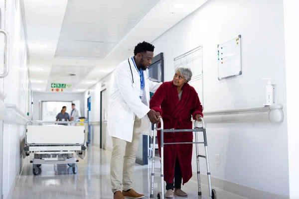 Разнообразный Врач Мужчина Помогает Пожилой Пациентке Использовать Рамку Ходьбы Больничном — стоковое фото