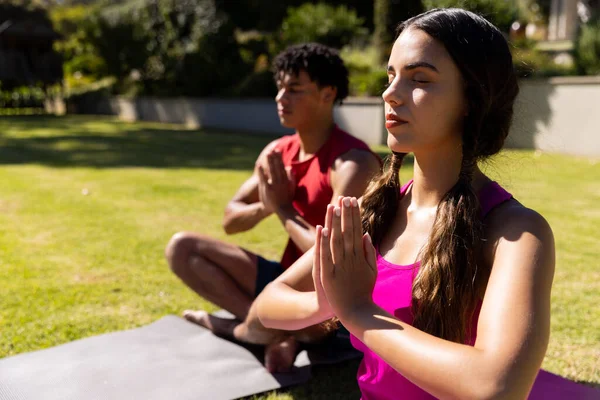Heureux Couple Forme Diversifiée Pratiquant Méditation Yoga Assis Dans Jardin — Photo