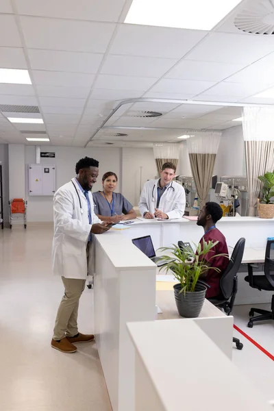 Szczęśliwi Zróżnicowani Lekarze Personel Medyczny Rozmawiający Recepcji Szpitala Przestrzeń Kopiowania — Zdjęcie stockowe