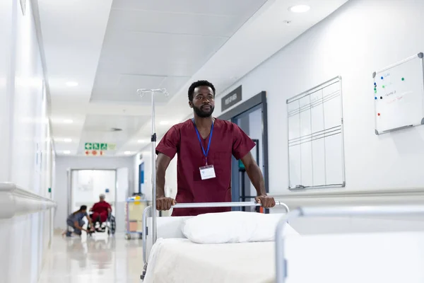 Африканский Медицинский Работник Толкает Пустую Кровать Больничном Коридоре Больничные Медицинские — стоковое фото