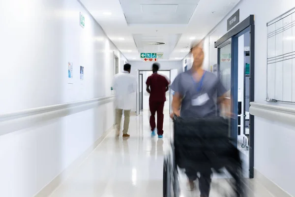 忙しい病院の廊下 コピースペースで多様な医師や医療スタッフのぼやけた動き 医療サービス — ストック写真