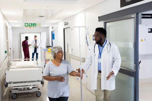 Afrikanisch Amerikanischer Arzt Gespräch Mit Verschiedenen Älteren Patientinnen Mit Tropfenden — Stockfoto
