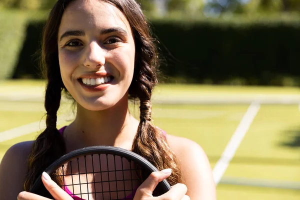 Portrait Von Glücklich Fit Kaukasischen Frau Mit Tennisschläger Auf Outdoor — Stockfoto