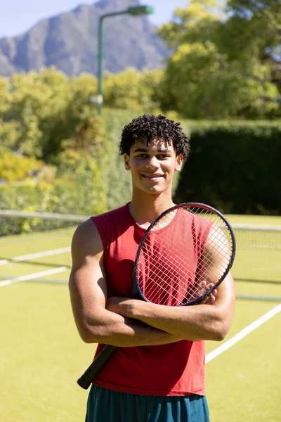 Porträtt Glad Biracial Passform Man Som Håller Tennisracket Solig Utomhus — Stockfoto