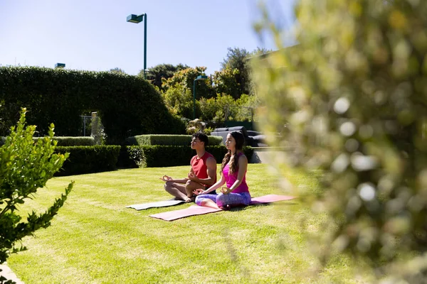 Mutlu Zinde Çiftler Yoga Yaparken Güneşli Bahçede Oturup Fotokopi Çekiyorlar — Stok fotoğraf