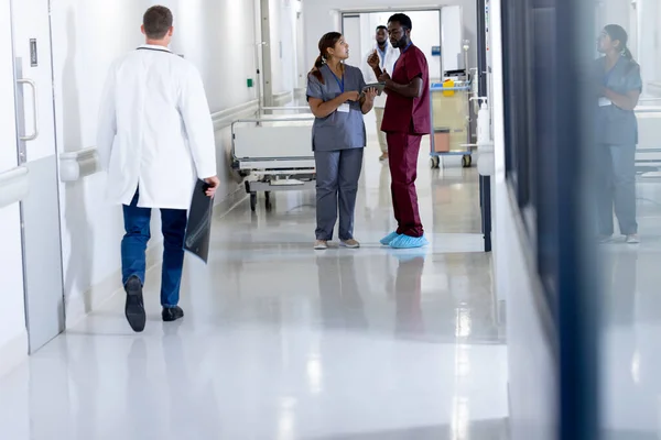Önlüklü Çeşitli Erkek Kadın Doktorlar Yoğun Hastane Koridorlarında Konuşuyorlar Kopyalama — Stok fotoğraf