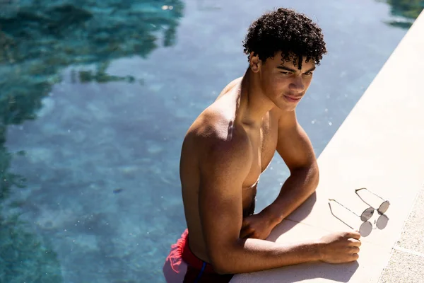 Happy Shirtless Fit Biracial Man Standing Swimming Pool Leaning Side — Stock Photo, Image