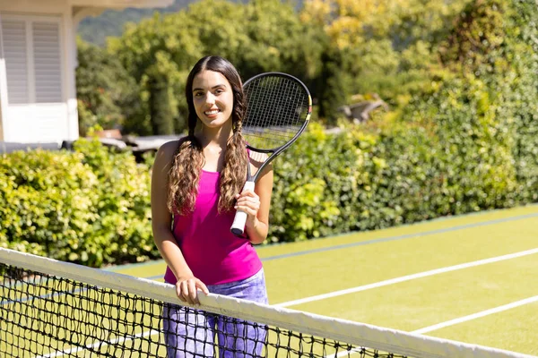Retrato Mujer Caucásica Feliz Ajuste Con Raqueta Tenis Red Cancha —  Fotos de Stock