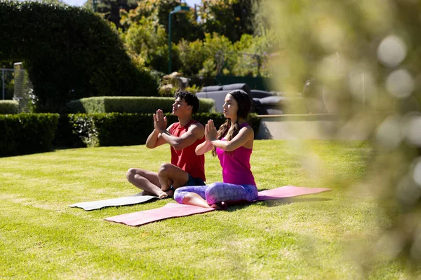 Pareja Feliz Diversa Practicando Meditación Yoga Sentada Jardín Soleado Verano — Foto de Stock