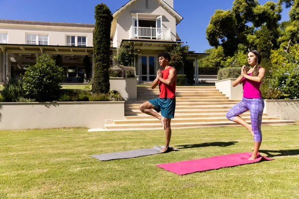 Güneşli Bahçede Tek Ayak Üstünde Yoga Yapan Mutlu Çift Fotokopi — Stok fotoğraf