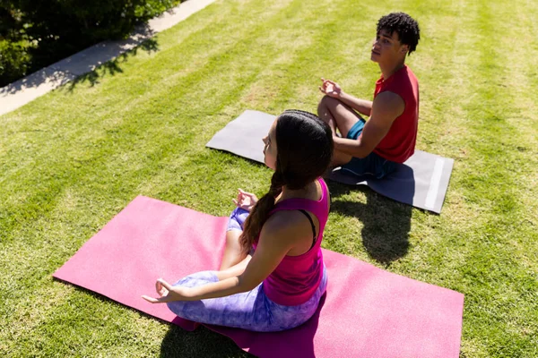 Güneşli Bahçede Oturup Yoga Meditasyonu Yapan Mutlu Zinde Bir Çift — Stok fotoğraf