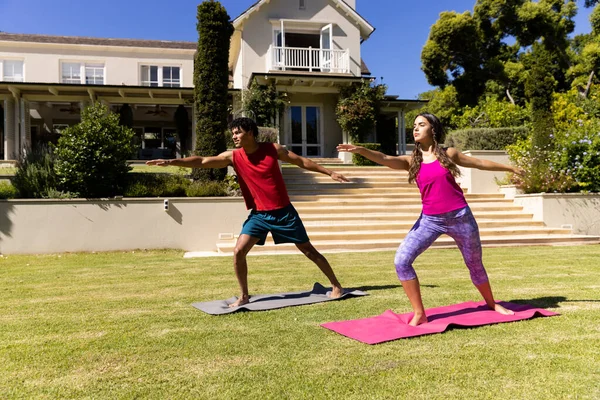 Pareja Feliz Diversa Practicando Yoga Pie Estirándose Jardín Soleado Verano — Foto de Stock