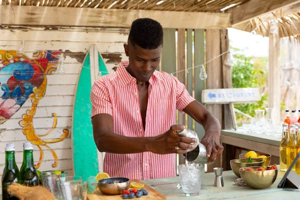 Afrika Kökenli Amerikalı Erkek Barmen Titretici Tutuyor Plaj Barında Kokteyl — Stok fotoğraf