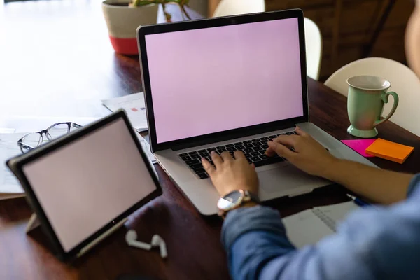 使用笔记本电脑和平板电脑的分娩妇女的手 屏幕上有复制空间 在家工作 远程工作 商业和现代生活方式 — 图库照片