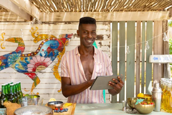 Porträt Eines Afrikanisch Amerikanischen Männlichen Barkeepers Der Tablette Der Strandbar — Stockfoto