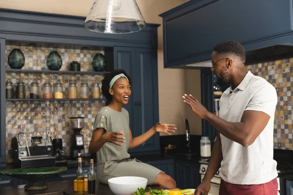 Feliz Pareja Afroamericana Hablando Preparando Comida Juntos Cocina Cocina Estilo — Foto de Stock