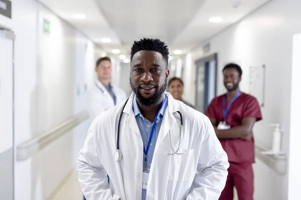 Ongewijzigd Portret Van Een Afrikaans Amerikaanse Mannelijke Dokter Lachend Gang — Stockfoto