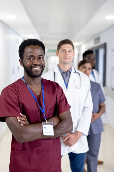 Nezměněný Portrét Usmívajícího Afrického Amerického Lékaře Různých Kolegů Nemocnici Tým — Stock fotografie