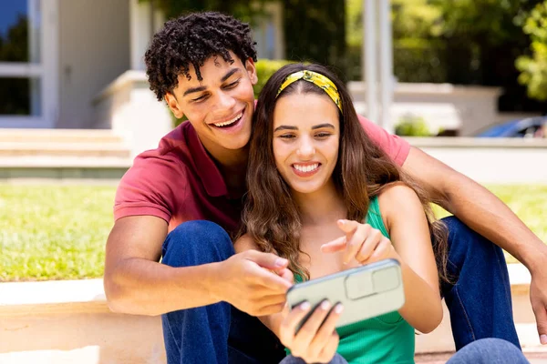 Bizarres Junges Paar Lacht Und Macht Ein Selfie Mit Dem — Stockfoto