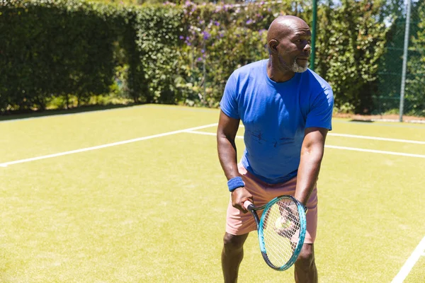Feliz Hombre Afroamericano Senior Jugando Tenis Preparándose Para Servir Soleada — Foto de Stock