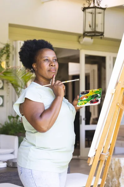 Bedachtzame Oudere Afrikaans Amerikaanse Vrouw Met Palet Schilderij Doek Thuis — Stockfoto