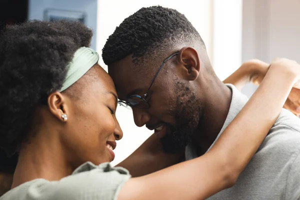 Mutfakta Birbirine Dokunan Mutlu Romantik Afrikalı Amerikalı Çift Aşk Romantizm — Stok fotoğraf