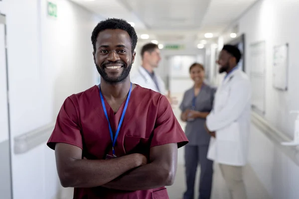 Unverändertes Porträt Eines Afrikanisch Amerikanischen Arztes Der Flur Lächelt Kopierraum — Stockfoto