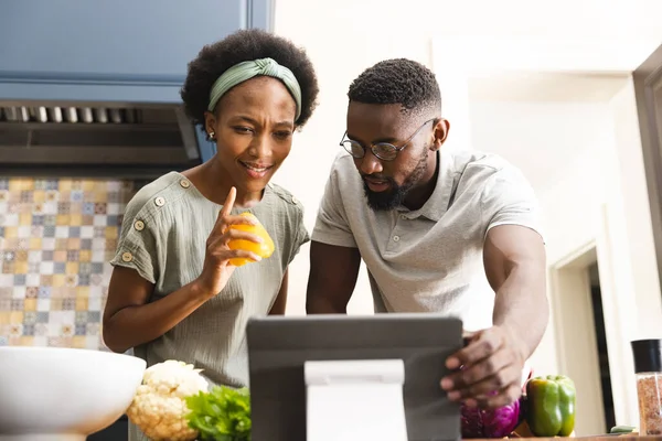 アフリカ系アメリカ人のカップルが台所でタブレットを使用して一緒に食事を準備しました 健康的なライフスタイル レシピ コミュニケーション 一緒に 食品や国内生活 変更なし — ストック写真