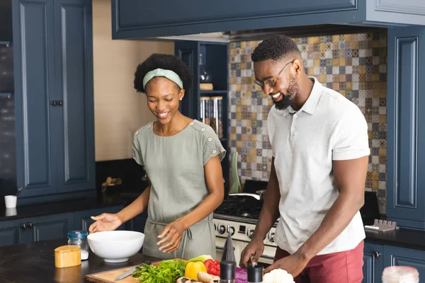 Mutlu Afro Amerikan Çifti Sebze Doğruyor Mutfakta Birlikte Yemek Hazırlıyorlar — Stok fotoğraf