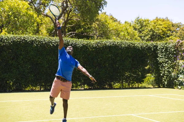 Feliz Hombre Afroamericano Senior Jugando Tenis Alcanzando Con Raqueta Cancha — Foto de Stock