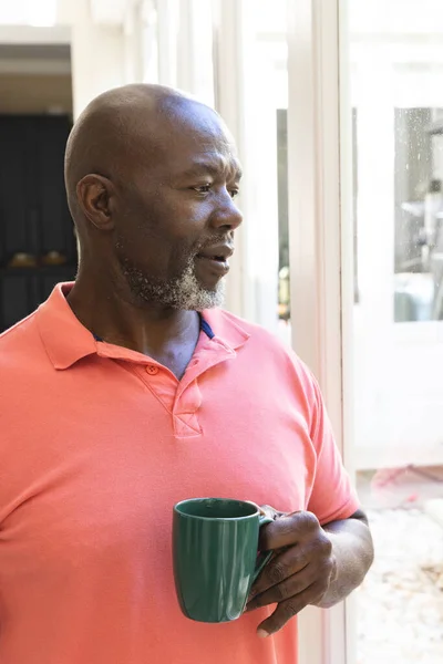 Homem Afro Americano Atencioso Tomar Café Olhando Pela Janela Casa — Fotografia de Stock