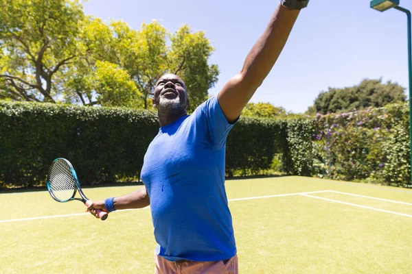 Счастливый Афроамериканец Играющий Теннис Солнечной Лужайке Пожилой Образ Жизни Выход — стоковое фото